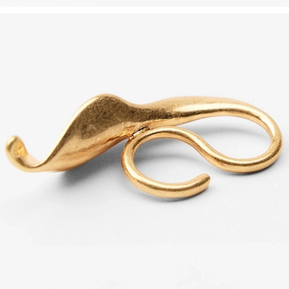 NWOT. Zara Golden Large Tone Metal Leaf Ring.